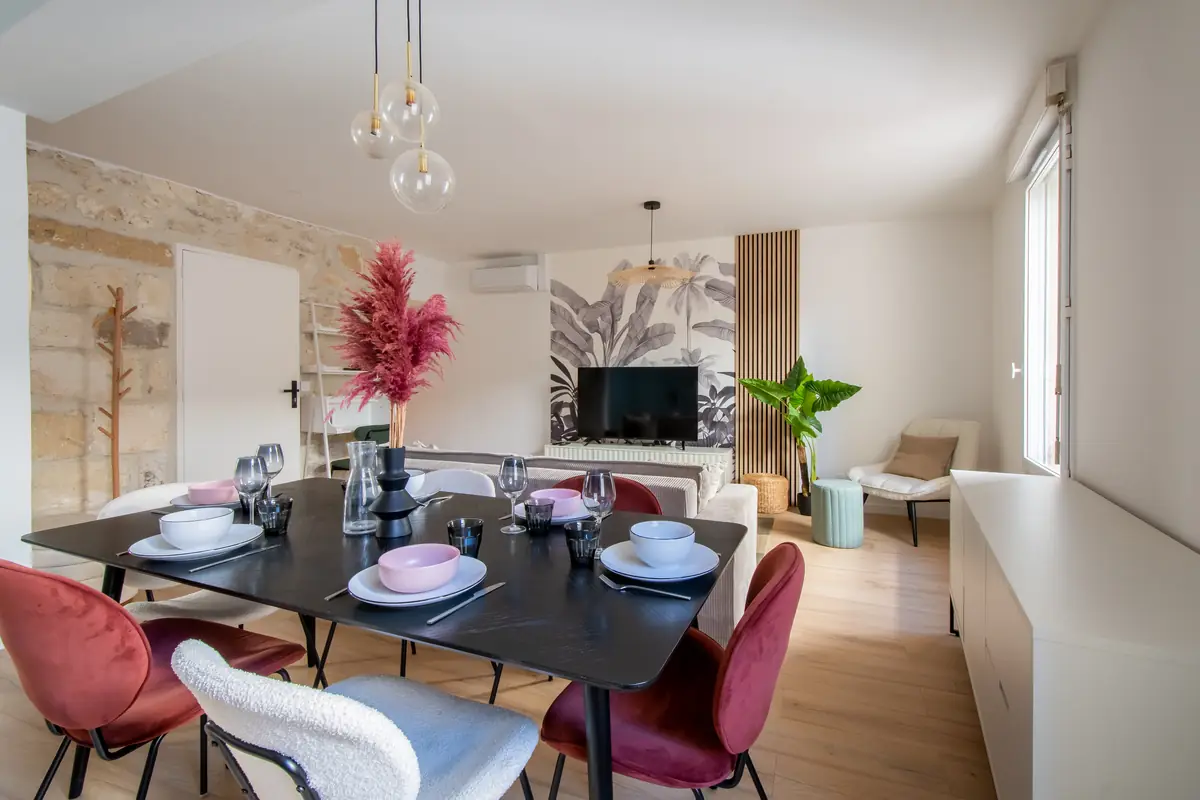 Séjour et coin repas d'un appartement aménagé pour la location courte durée